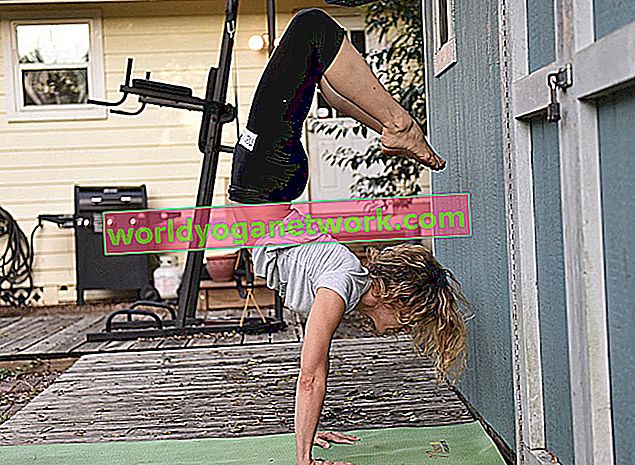 Kathryn Budig Challenge Pose: Scorpion en poirier